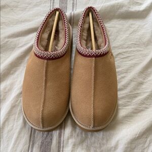 UGG Women's Slippers in Tan with Red Accents